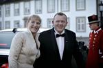 Festligt. Statsminister Lars Løkke Rasmussen og fru Solrun ankommer til Fredensborg Slot fredag aften (Foto: Miriam Dalsgaard). 