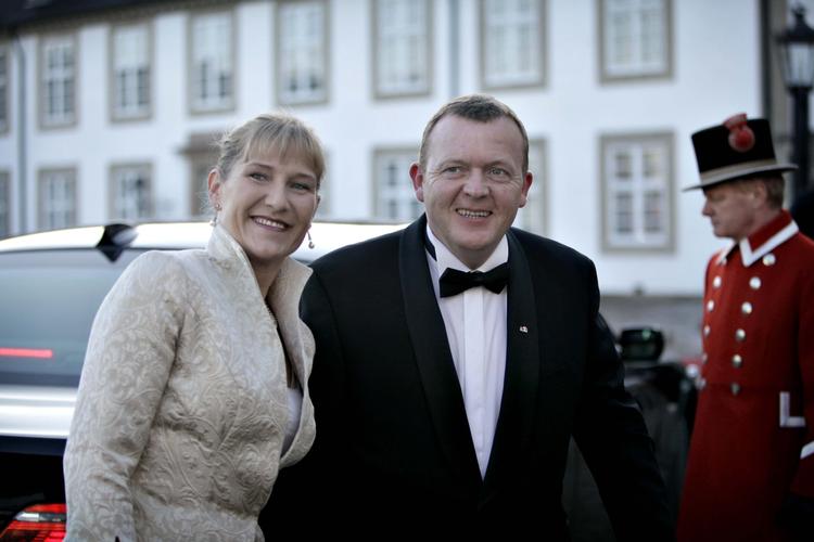 Festligt. Statsminister Lars Løkke Rasmussen og fru Solrun ankommer til Fredensborg Slot fredag aften (Foto: Miriam Dalsgaard). 