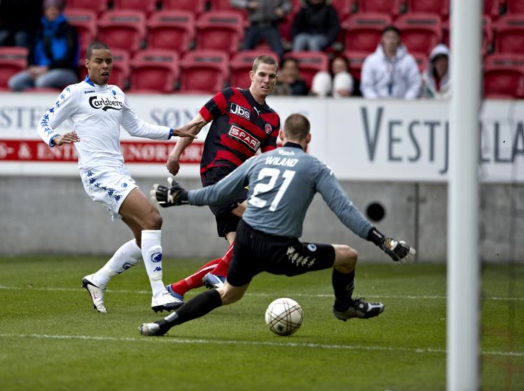 SEJR. FC Midtjyllands Jonas Borring åbnede scoringen, da holdet slog skår i FC Københavns gulddrømme. 