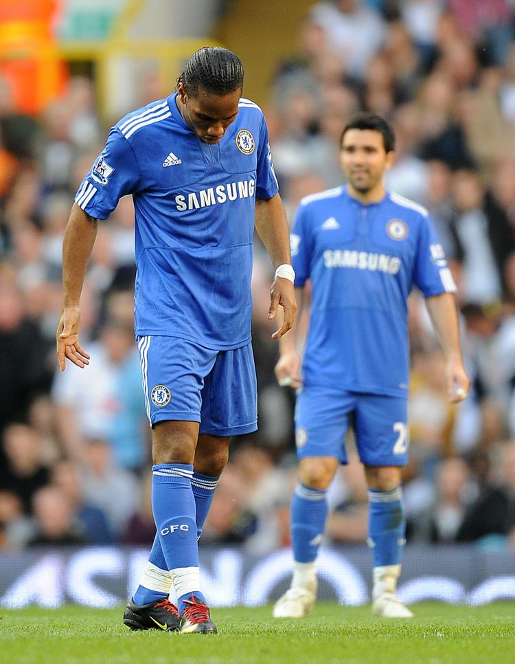 Ups. Didier Drogba og Chelsea har nu kun et point ned til Manchester United efter nederlaget til Tottenham. 