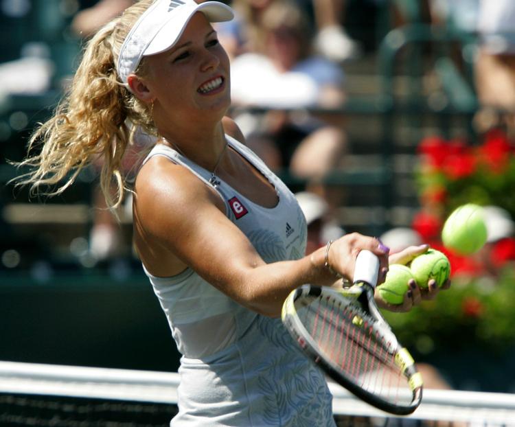 SKADET. Caroline Wozniacki havde sat næsen op efter en sejr, men måtte trække sig fra semifinalen i Charleston med en skade. 