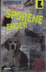 FORVIRRING. Det er tegnestuen Spild af Tid, som - lidt forvirrende - har designet seriens forsider som collager af elementer fra bøgerne (se forsiderne nede i artiklen). Forside fra bogen 