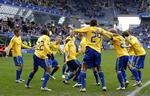 sejrsjubel. Der blev danset i rundkreds, da Samuel Holmén havde scoret kampens eneste mål på Brøndby Stadion. 