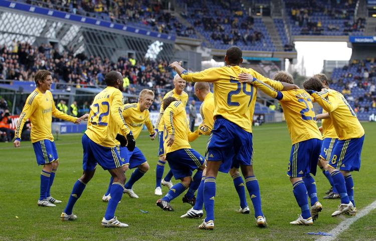 sejrsjubel. Der blev danset i rundkreds, da Samuel Holmén havde scoret kampens eneste mål på Brøndby Stadion. 