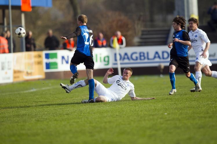 synsbedrag. På dette billede ser græsset både pænt og grønt ud, men der var mange knolde på Herfølge Stadion. 