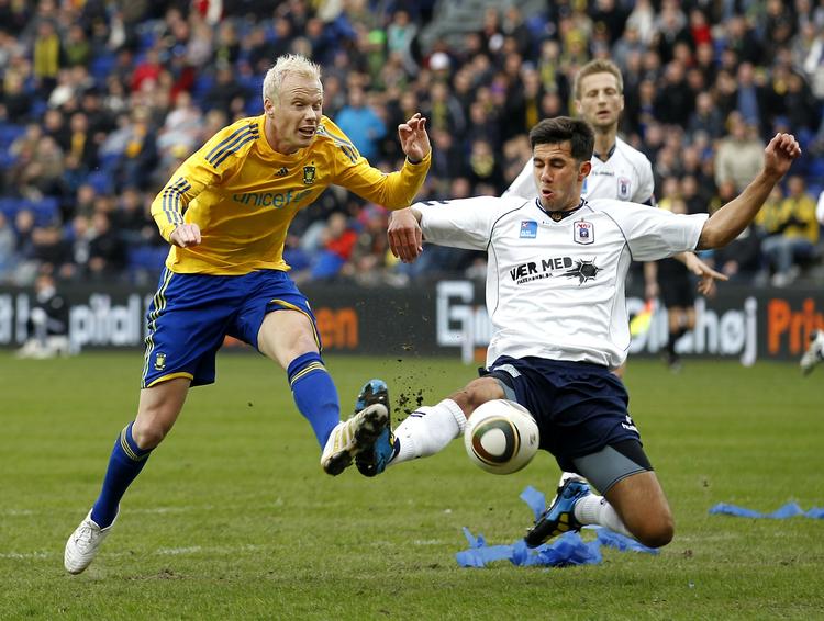 afbrænder. To gange fik Alexander Farnerud chancen for at score til 2-0. Første gang kom Mark Howard i sidste øjeblik på tværs. 