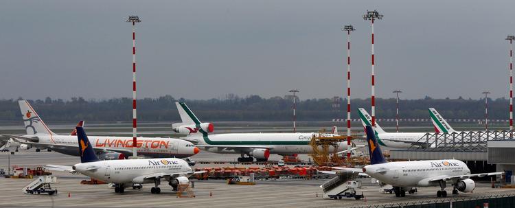 Opmuntring. Myndighederne forventer, at flere fly vil kunne komme i luften i dag. 