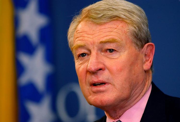 Liberaldemokraternes tidligere leder, den internationalt anerkendte diplomat, Paddy Ashdown, er helt klar over, at der venter Liberaldemokraterne nogle hårde angreb fra Labour og Konservative efter partiets fremgang i meningsmålingerne. 