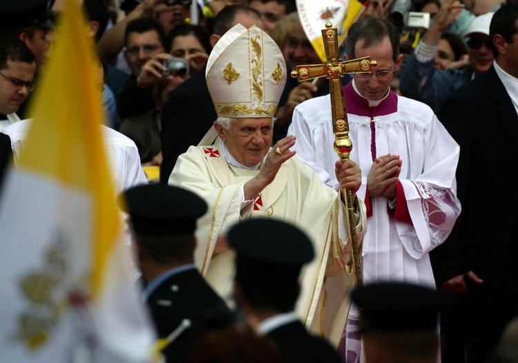 Pave Benedikt XCI, der her ses på vej til en messe på Malta i går, kan i dag fejre sin 5-års-dag som pave. Dagen overskygges dog af de mange anklager om sexovergreb indenfor den katolske kirke. 