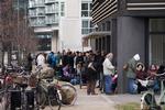 Allerede tidligt mandag morgen var der lange køer foran Københavns Bagerlaugs kontor på Islands Brygge. 