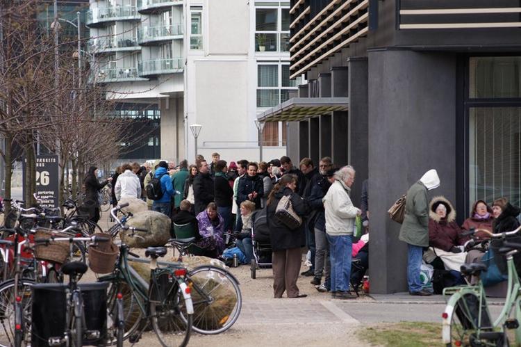 Allerede tidligt mandag morgen var der lange køer foran Københavns Bagerlaugs kontor på Islands Brygge. 