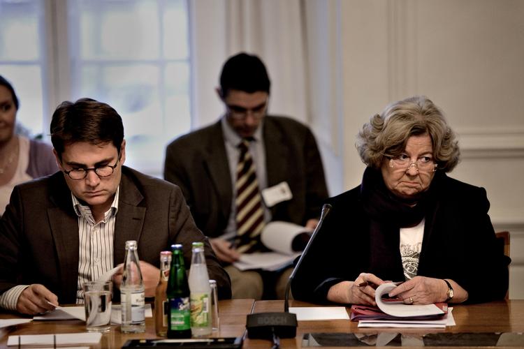 Hult. Birthe Rønn Hornbech (V), her flankeret af Brian Mikkelsen (K), har tidligere markeret sig som en markant fortaler for lange høringsfrister. Integrationsministeriet er imidlertid en af de største syndere, når det gælder høringsfrister. Arkivfoto: Per Folkver 