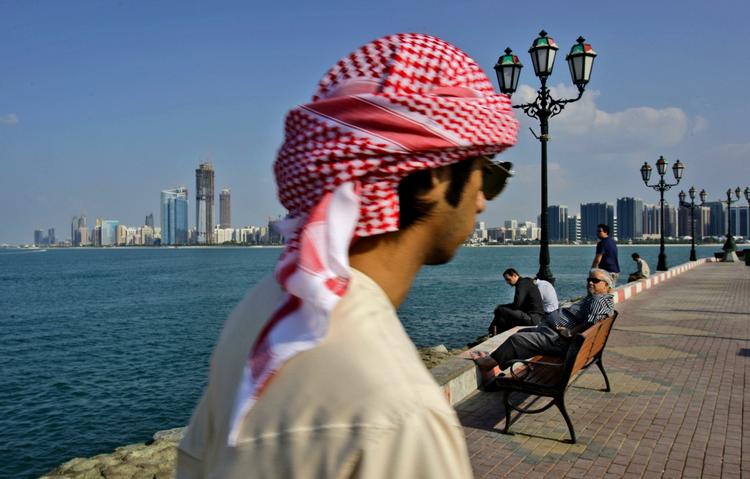 Penge. Regeringen siger, at den vil fastholde sit ’arabiske initiativ’, men vil altså hellere have en ambassade i Abu Dhabi, hvor der er penge at tjene. 