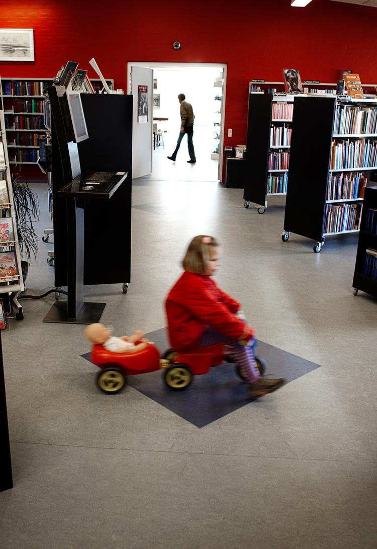 LÅNERNE. Seksårige Marie nyder den gode plads efter lukketid. Det kan hun 53 timer i ugen, så længe hun har mor med. Man skal være over 16 for at låse sig ind på Gjern Bibliotek. Foto: Kåre Viemose 