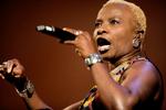 Sangerinden Angelique Kidjo skal efter planen optræde i morgen aften i Amager Bio. Hvis altså hun når frem fra Paris.  Arkivfoto: Jonas Pryner Andersen 