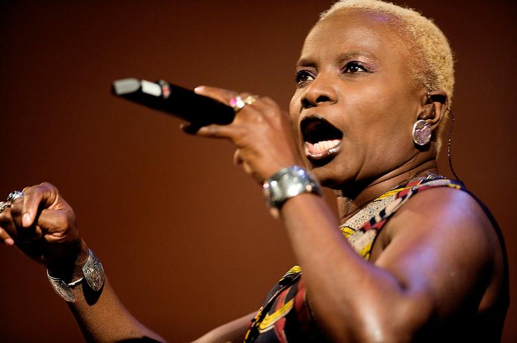 Sangerinden Angelique Kidjo skal efter planen optræde i morgen aften i Amager Bio. Hvis altså hun når frem fra Paris.  Arkivfoto: Jonas Pryner Andersen 