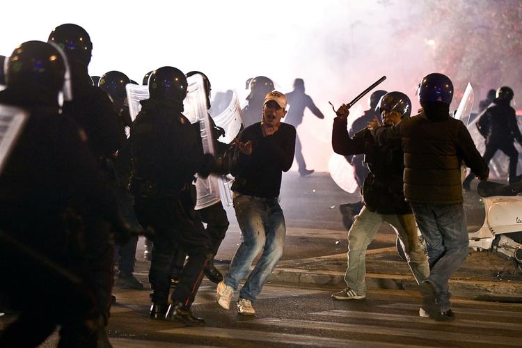 OPTØJER. Opgøret mellem Lazio og Roma førte til sammenstød mellem fans og politi i Rom. 