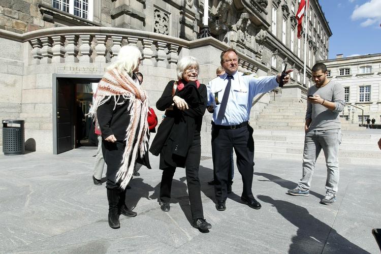 Protestsangere. Cirka 30 medlemmer af foreningen 'Bedsteforeældre for asyl' blev anholdt, efter at havde sunget en protestsang i folketingssalen. 