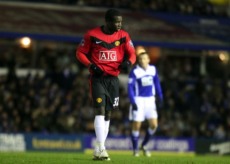 RIVALISERING. Manchester United-spilleren Mame Biram Diouf havde tydeligvis ikke fortalt sin bror om rivaliseringen mellem hans klub og Manchester City. 