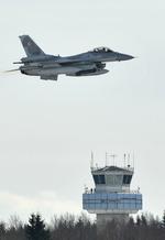 Glas i motoren. Det var F-16 fly som dette polske F-16 fly, der fik lavaaske i motoren, der omdannede sig til glas. 