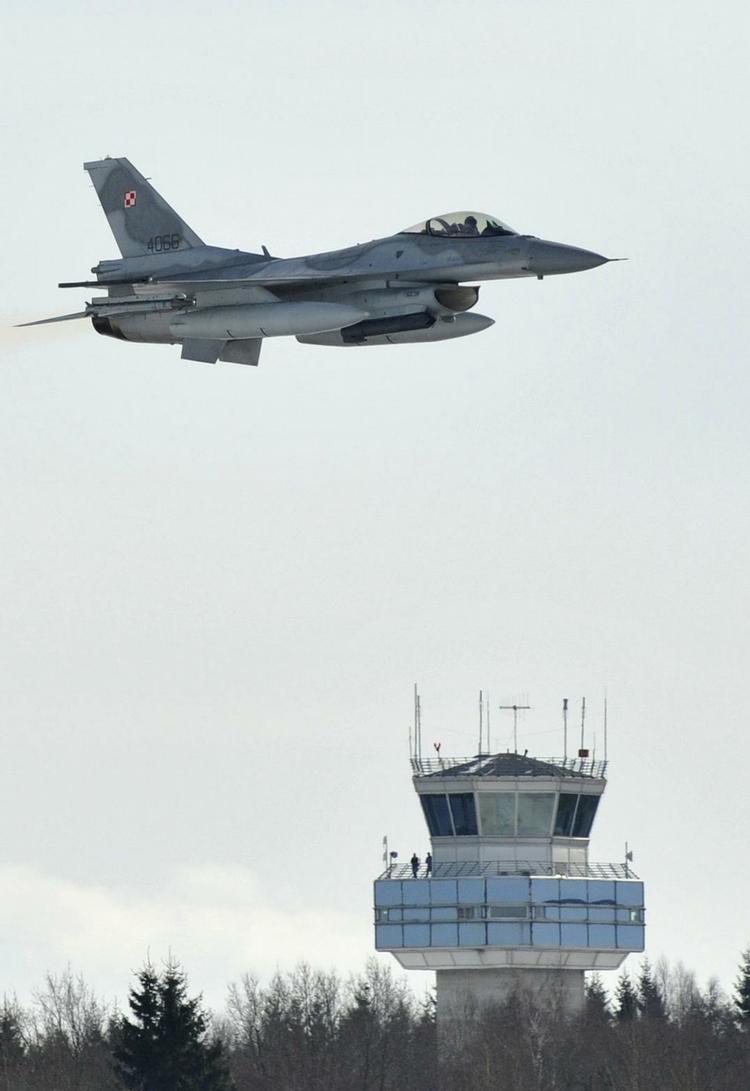 Glas i motoren. Det var F-16 fly som dette polske F-16 fly, der fik lavaaske i motoren, der omdannede sig til glas. 