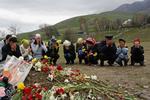 Uroligheder. Spændingerne bluser op i Kirgisistan. På billede ses sørgende pårørende til demonstranter, der har mistet livet under den seneste tids uroligheder i landet. 