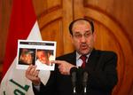 Trofæ. Iraks premierminister Nouri al-Maliki viser på en pressekonference portrætter af de to al-Qaeda-ledere. 