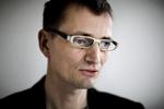Wanted. Det danske Justitsministerium har været otte år om at behandle anmodningen om at udlevere Niels Holck til retsforfølgels i Indien, hvor han er anklaget for at have smidt våben ned fra en flyvemaskine. 