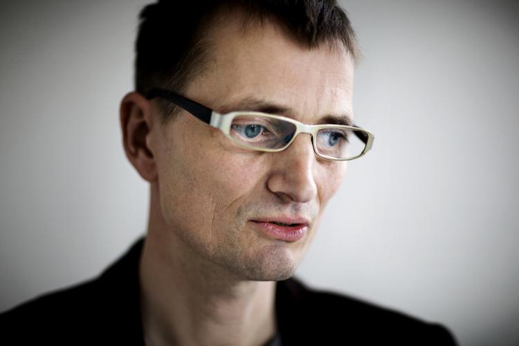 Wanted. Det danske Justitsministerium har været otte år om at behandle anmodningen om at udlevere Niels Holck til retsforfølgels i Indien, hvor han er anklaget for at have smidt våben ned fra en flyvemaskine. 