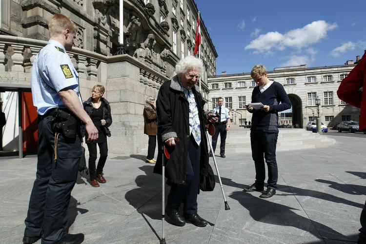 PROTESTPENSIONISTER. De godt 30 medlemmer af 'Bedstreforældre for Asyl' kan se frem til bødestraf efter deres aktion i Folketinget i dag. 