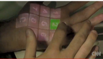 Når du trykker på dine finger, giver det både en særlig lyd og en rystelse igennem hele armen. Og ved at opfange disse minimale input, kan man med Skinput styre mp3-afspiller, mobiltelefon eller email-programmet.  