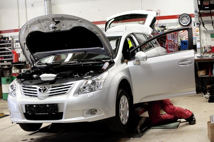Favorit. En Toyota Avensis klargøres. Modellen er danskernes foretrukne i den største mellemklasse. (Arkivfoto) 