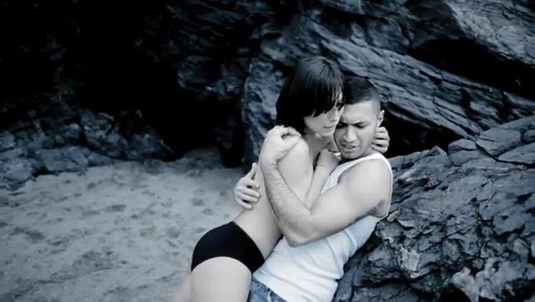 strandsild. Burhan G omfavner Medina på stranden i Malaga i videoen til sangen 'Mest Ondt'. Videoen er en direkte hilsen til Chris Isaaks 'Wicked Game' fra 1989. 