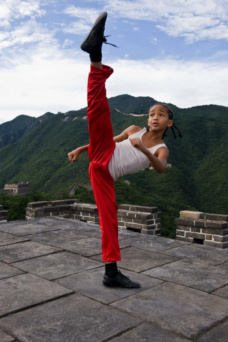 karate kid. Will Smith er producer på den nye version af den gamle 'Karate Kid' - og hans søn, Jaden, spiller hovedrollen. 