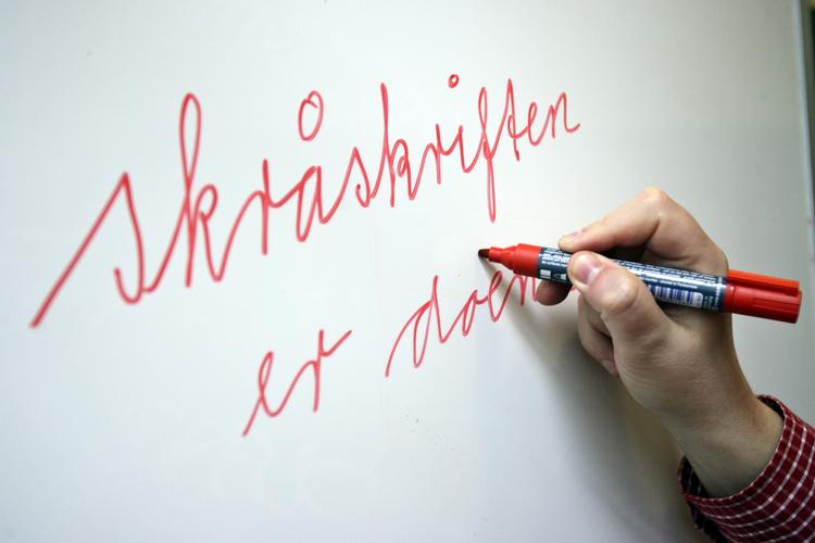 Passé. I år 2010 er der ikke mange tilbage, der bruger skråskrift. 