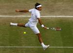 hvidt. Roger Federer har flere gange stået med trofæet efter Wimbledon-turneringen. Arkivfoto. 