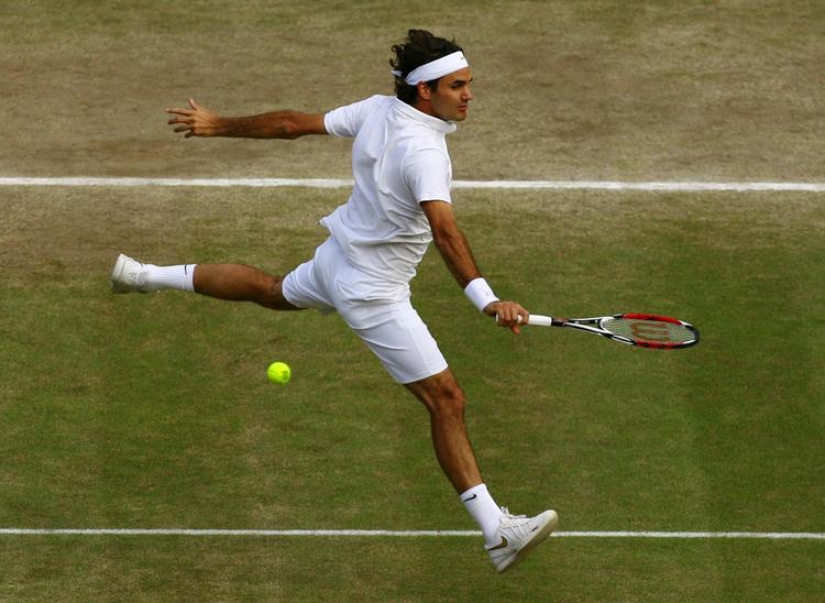 hvidt. Roger Federer har flere gange stået med trofæet efter Wimbledon-turneringen. Arkivfoto. 