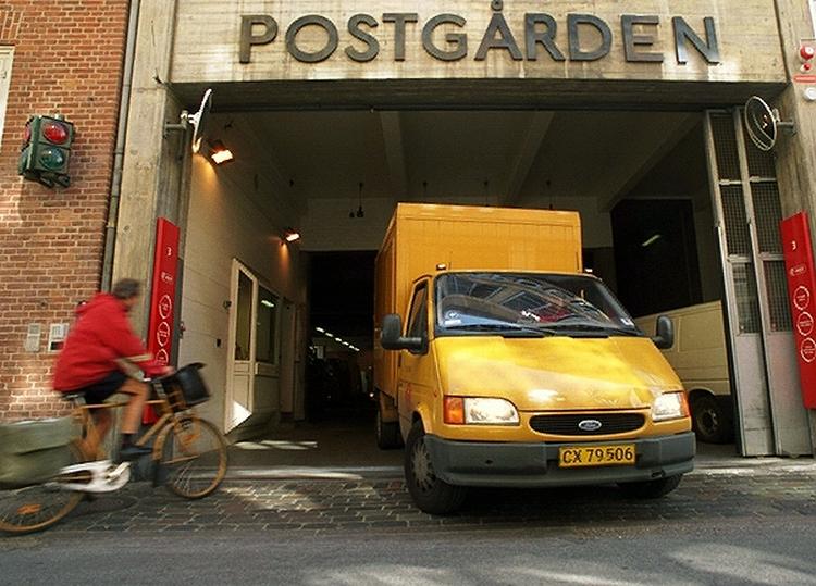 Postdanmark har etableret et netværk af lastbiler som erstatning for de aflyste fly i Europa. Arkiv 
