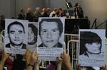 Husk. Menneskerettighedsaktivister holdt under retssagen i Argentina skilte af savnede  personer fremme. 