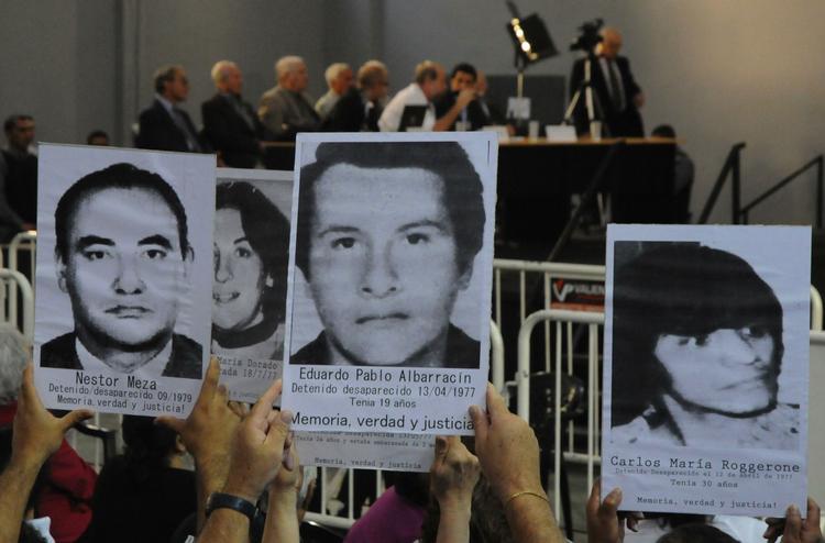 Husk. Menneskerettighedsaktivister holdt under retssagen i Argentina skilte af savnede  personer fremme. 