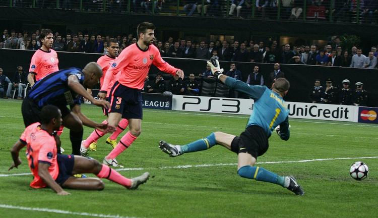 2-1. Inter-backen Maicon sled sig fri og bragte Inter foran 2-1, inden Diego Milito sørgede for 3-1 efter en times spil. 