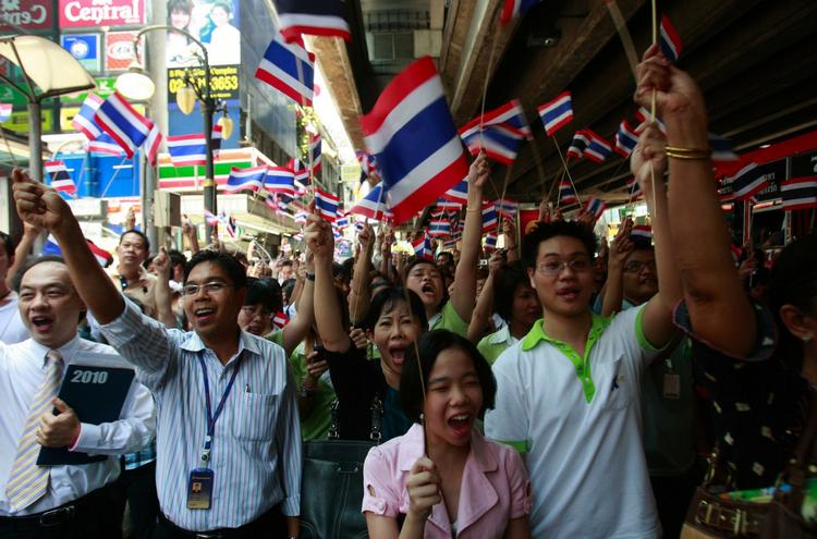 Gennembrud. Flere ugers voldsomme demonstrationer kan være slut. Begge sider af konflikten er i hvert fald nu klar til at forhandle. Demonstranterne er dog stadig på gaden rundt omkring som her i et forretningskvarter i Bangkok. 