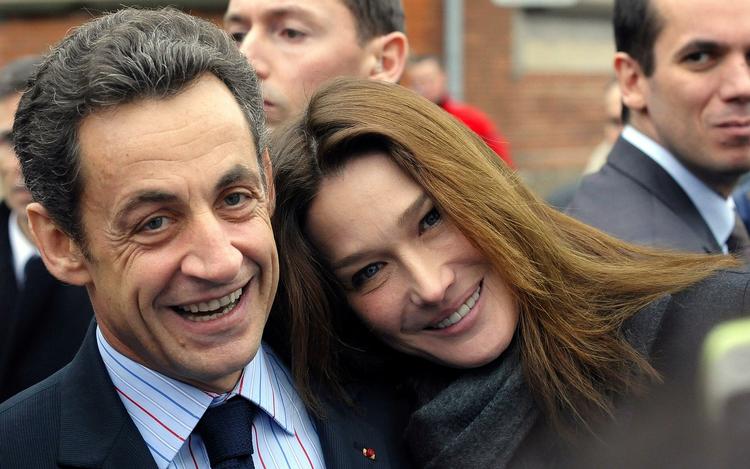 bruni-Sarkozy. Den franske præsident Sarkozy i selskab med fru Carla Bruni-Sarkozy i december sidste år. 