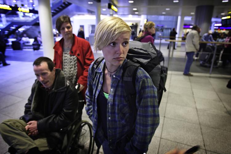 Lettet. Michelle Hanegård ankom med flyet fra Washington. I baggrunden hendes fordældre Jan og Rie Hanegård. 