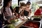 Skolemad. Mange kommuner satser massivt på nye madordninger for landets skolebørn, som her i bagsværd. I København er madordningen derimod ikke faldet i elevernes smag. Arkivfoto. 
