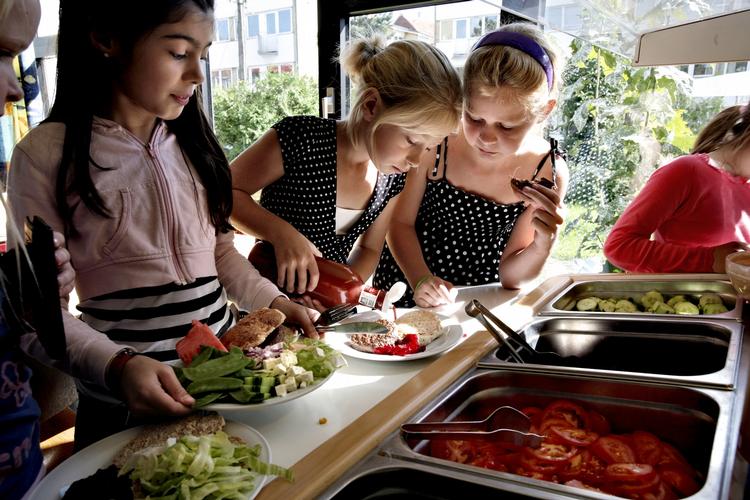 Skolemad. Mange kommuner satser massivt på nye madordninger for landets skolebørn, som her i bagsværd. I København er madordningen derimod ikke faldet i elevernes smag. Arkivfoto. 
