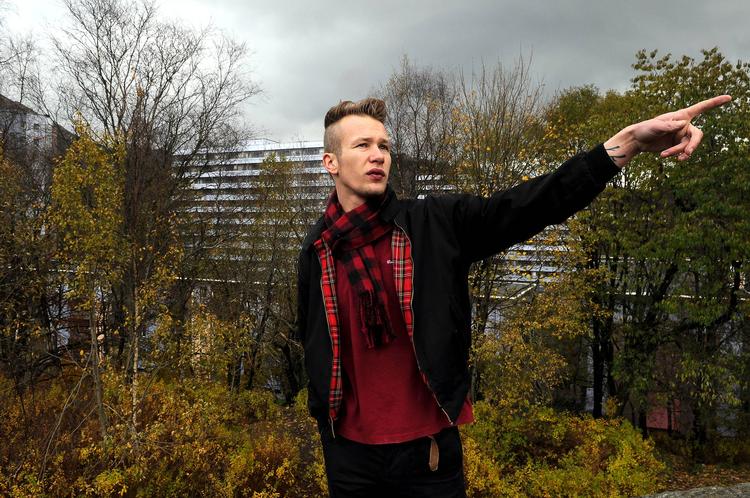 Unge John Olav Nilsen fra Bergen-forstaden Loddefjord er en virkelighedsnær gadepoet med tatoveringer og et personligt råt udtryk på sin norske dialekt.  Foto: Eirik Lande 