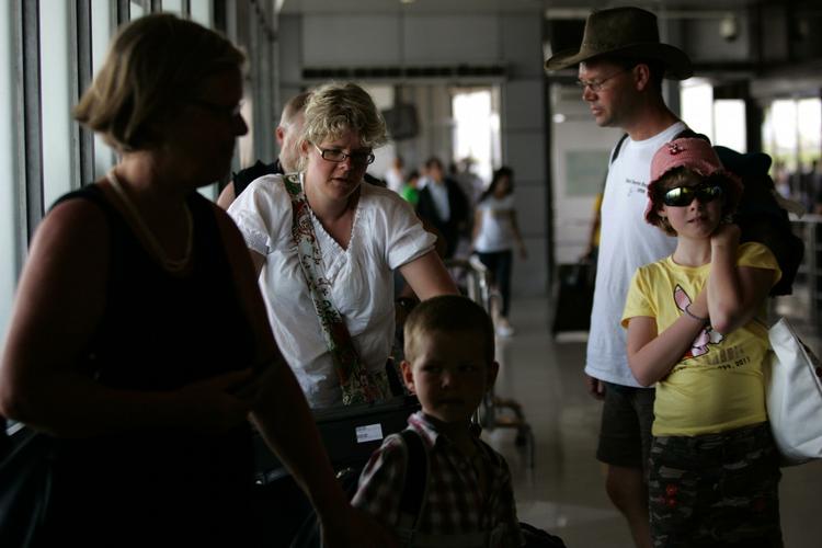 Familien Matthiason er en af de danske familier, der har siddet fast langt, langt hjemmefra. Her fangede en AP-fotograf familien i lufthavnen i Manilla, hvor de håbede at fange et fly til Bagkok. Og så finde på noget derfra. 