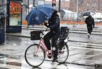 SNE. Danskerne kan opleve sne i store dele af landet, præcist som denne cyklist i midten af København. 