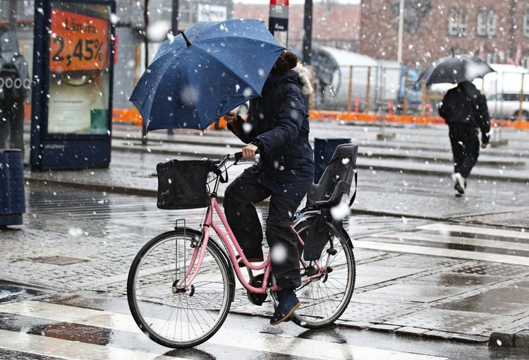 SNE. Danskerne kan opleve sne i store dele af landet, præcist som denne cyklist i midten af København. 